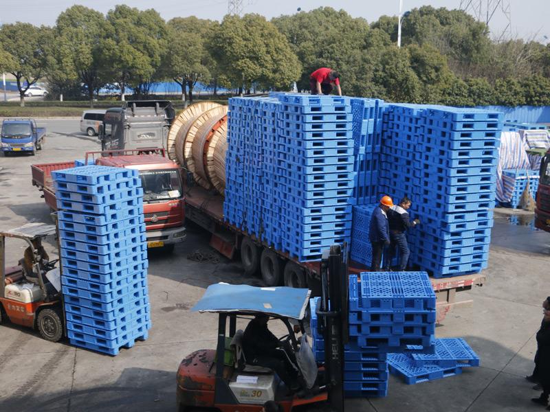 塑料托盘出货-轩盛塑料托盘生产厂家